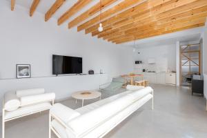 Un televizor și/sau centru de divertisment la Villa Tabori Hill - Modern 7BR Villa near Old Tbilisi