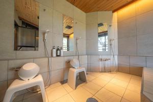 baño con ducha y 2 aseos en Villa Mille, en Ito