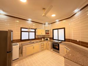 Kuchyň nebo kuchyňský kout v ubytování Salalah golden villa