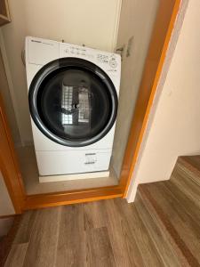 eine Waschmaschine und einen Trockner in einem Zimmer mit einer Treppe in der Unterkunft Cooee Fuji Yamanakako 大型ジャグジーバス完備 最大8名宿泊可能 一軒家を貸切 in Yamanakako