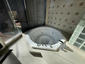 ein Badezimmer mit Toilette mit Dusche und Waschbecken in der Unterkunft Cooee Fuji Yamanakako 大型ジャグジーバス完備 最大8名宿泊可能 一軒家を貸切 in Yamanakako + 29 Fotos