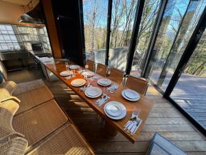 ein Holztisch mit Tellern voller Essen darauf in der Unterkunft Cooee Fuji Yamanakako 大型ジャグジーバス完備 最大8名宿泊可能 一軒家を貸切 in Yamanakako