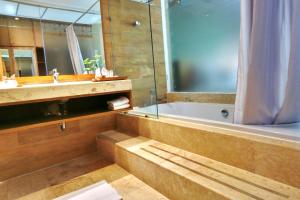 Bilik mandi di Abhayagiri - Sumberwatu Heritage Resort