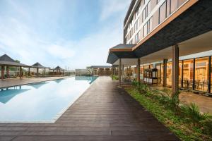 Bazén v ubytování Myze Hotel Sumenep nebo v jeho okolí