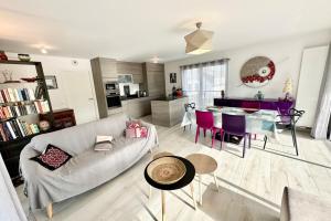 Η κουζίνα ή μικρή κουζίνα στο Spacieux T4 neuf de standing Plein bourg