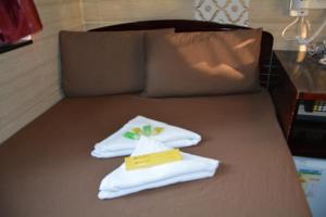 ein Bett mit zwei weißen Handtüchern darüber in der Unterkunft Everest Hostel in Hongkong