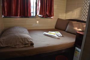 Un pat sau paturi într-o cameră la Everest Hostel