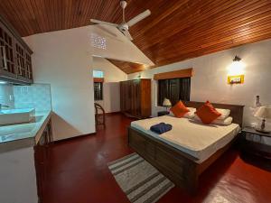 ein Schlafzimmer mit einem Bett in der Mitte eines Zimmers in der Unterkunft Elmwon Heritage in Matara