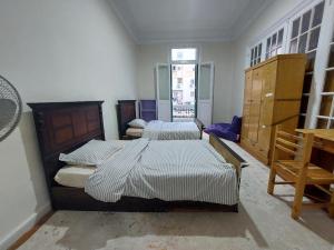 سرير أو أسرّة في غرفة في AL- Mazareta a private Bedroom For Men only غرفة خاصة للرجال فقط 仅限男士 女士不允许