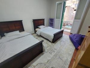 سرير أو أسرّة في غرفة في AL- Mazareta a private Bedroom For Men only غرفة خاصة للرجال فقط 仅限男士 女士不允许