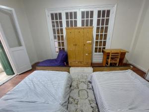 سرير أو أسرّة في غرفة في AL- Mazareta a private Bedroom For Men only غرفة خاصة للرجال فقط 仅限男士 女士不允许