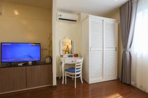 TV a/nebo společenská místnost v ubytování Chez Mimosa Corner