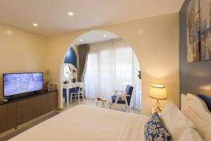 TV a/nebo společenská místnost v ubytování Chez Mimosa Corner