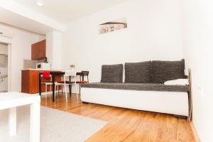 Fifty Apartments في زغرب: غرفة معيشة مع أريكة وطاولة