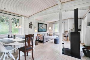 Una cocina y una sala de estar con mesa y sillas. en The Sun House, en Hundested 20 fotos más