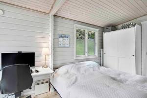 Un dormitorio con una cama, un escritorio y una computadora. en The Sun House, en Hundested
