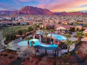 eine Luftaufnahme eines Resorts mit Bergen im Hintergrund in der Unterkunft Desert Pearl #59 townhouse in Santa Clara