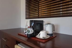 Kemudahan buat kopi dan teh di La Lucia BnB