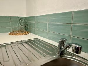 Un fregadero de cocina con un grifo sobre una encimera en 'The Stone Cottage' - Charming, Private and On the Beach - Sleeps 2, en Ciudad del Cabo 23 fotos más