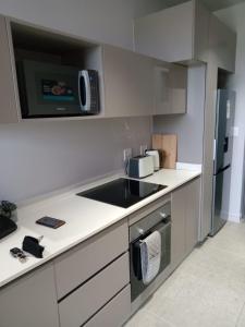 Η κουζίνα ή μικρή κουζίνα στο Zimbali Lakes Boulevard Edge 207