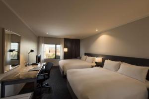Postel nebo postele na pokoji v ubytování Hilton Adelaide