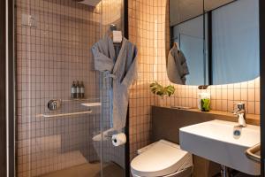 Uma casa de banho em 21 Carpenter, Singapore, a Member of Design Hotels