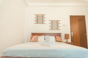 Ein Bett oder Betten in einem Zimmer der Unterkunft R2 Guest - HIKKADUWA