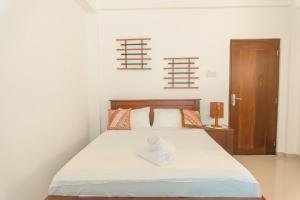 Ein Bett oder Betten in einem Zimmer der Unterkunft R2 Guest - HIKKADUWA