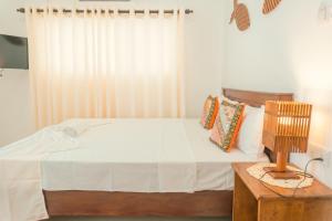 Ein Bett oder Betten in einem Zimmer der Unterkunft R2 Guest - HIKKADUWA
