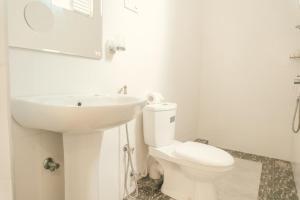 un bagno bianco con lavandino e WC di R2 Guest - HIKKADUWA a Hikkaduwa