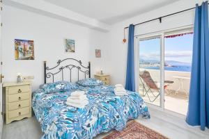 ein Schlafzimmer mit Bett und Blick auf das Meer in der Unterkunft Vista al Mar in La Herradura + 29 Fotos