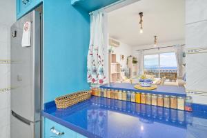 eine blaue Küche mit einer blauen Arbeitsplatte in der Unterkunft Vista al Mar in La Herradura