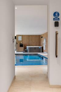 Bazén v ubytování Appartement avec piscine intérieure et Spa dans Rouen nebo v jeho okolí