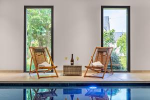 Bazén v ubytování Appartement avec piscine intérieure et Spa dans Rouen nebo v jeho okolí