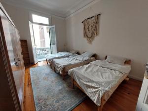 سرير أو أسرّة في غرفة في AL- Mazareta a private Bedroom For Men only غرفة خاصة للرجال فقط 仅限男士 女士不允许
