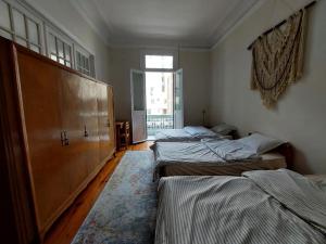 سرير أو أسرّة في غرفة في AL- Mazareta a private Bedroom For Men only غرفة خاصة للرجال فقط 仅限男士 女士不允许