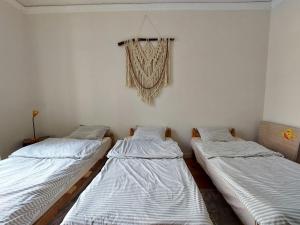 سرير أو أسرّة في غرفة في AL- Mazareta a private Bedroom For Men only غرفة خاصة للرجال فقط 仅限男士 女士不允许