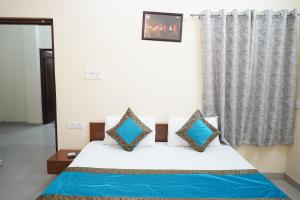 Postel nebo postele na pokoji v ubytování Kashi Paradise Stay by visitkashi