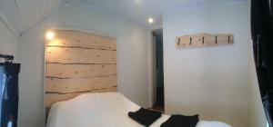 奧勒的住宿－埃德文斯瓦格8號別墅，卧室配有白色的床和木墙