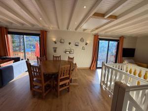 TV a/nebo společenská místnost v ubytování Chalet avec Spa Magnifique vue