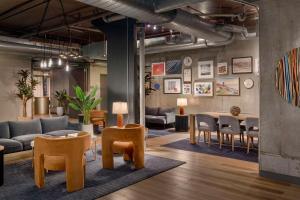 Istumisnurk majutusasutuses The LOOM Hotel, Tapestry Collection by Hilton