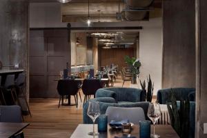 Istumisnurk majutusasutuses The LOOM Hotel, Tapestry Collection by Hilton