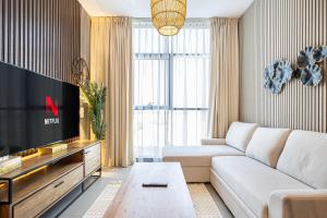 TV a/nebo společenská místnost v ubytování Wonderful Whole Apartment in Sharjah - Aura