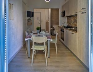 uma cozinha e sala de jantar com mesa e cadeiras em Home Istria 81 em Trieste mais 10 fotografias