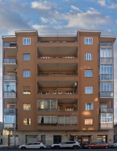 um prédio de apartamentos com carros estacionados em frente em Home Istria 81 em Trieste