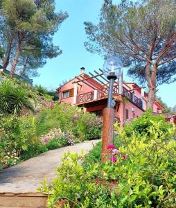 a street light in a garden in front of a house at Appartamento Bluette in Rio nellʼElba