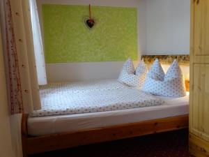 Ein Bett oder Betten in einem Zimmer der Unterkunft Haus Mitterstang