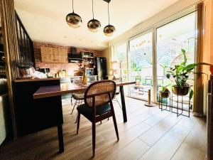a kitchen with a table and chairs in a room at Le Chat'Haut Brion in Pessac