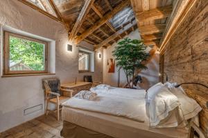 une chambre avec un grand lit dans une pièce dans l'établissement Dolomites Luxe Cesa Del Louf, à Arabba