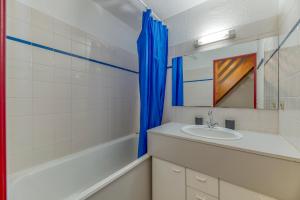 a bathroom with a sink and a bath tub and a sink at Granges 32 - Beau Duplex Spacieux in Villard-Reculas